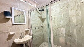 Dusj, regndusjhode, oppvarmet badegulv og håndklær