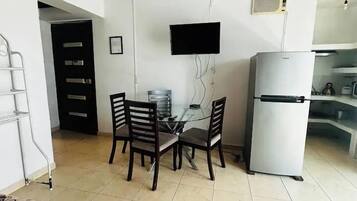 Departamento clásico, varias camas, cocina | Área de sala de estar | Televisión de 42 pulgadas con canales por cable