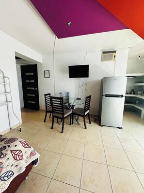 Appartement classique, Plusieurs lits, cuisine | Aire de séjour | Téléviseur de 42 po avec télévision par cùble