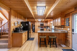 캐빈, 침대(여러 개), 온수 욕조, 산 전망 (Angels Envy) | 전용 주방 | 커피/티 메이커