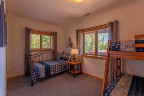 Hytte - flere senge - boblebad - bjergudsigt (Angels Envy) | 5 soveværelser, individuelt design, individuel indretning, sengetøj