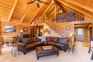 Hytte, flere senger, spabadekar, fjellutsikt (Angels Envy) | Oppholdsområde | Peis