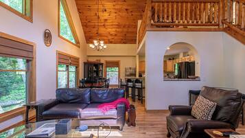 Kabin, Beberapa Tempat Tidur, hot tub, pemandangan gunung (Cabin Cove) | Area keluarga | Perapian