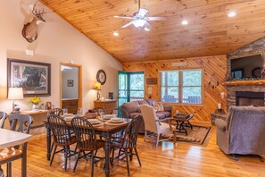 Huisje, Meerdere bedden, bubbelbad, uitzicht op bergen (Bear N Grace) | Interieur