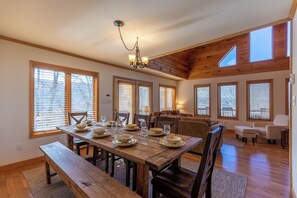 Hus - flere senge - boblebad - bjergudsigt (Thistle Be Fun) | Spisning på værelset