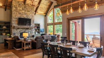 Rumah, Beberapa Tempat Tidur, hot tub, pemandangan gunung (The Phoenix at Eagles Nest) | Tempat makan