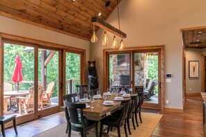 Hus, flere senger, spabadekar, fjellutsikt (The Phoenix at Eagles Nest) | Spiseområde