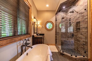 Designer toiletries, towels, toilet paper - The Phoenix at Eagles Nest (Banner Elk)