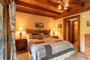 캐빈, 침대(여러 개), 온수 욕조, 산 전망 (Moose Preserve) | 4 개의 침실, 각각 다른 스타일의 인테리어, 각각 다르게 가구 비치, 침대 시트