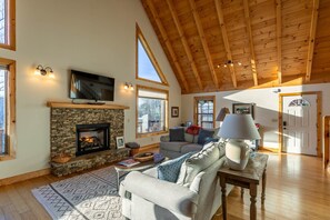 Living area - Heavenly Haven Retreat (Sugar Grove)