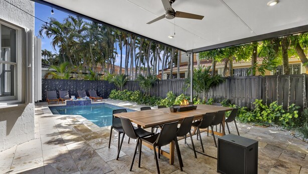 A covered patio with a pool, outdoor seating, and a ceiling fan. - SuCasa Palmas (Miami)