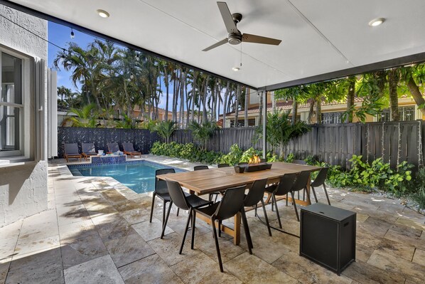 Outdoor dining - SuCasa Palmas (Miami)