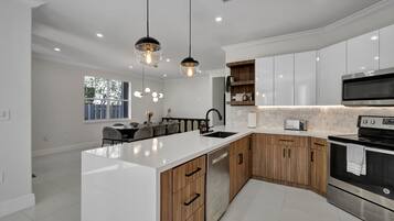 Rumah Mewah, kolam renang pribadi | Dapur pribadi | Lemari es besar, microwave, oven, dan kompor