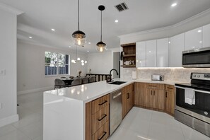 Luxury House, Private Pool | Private kitchen | Full-size fridge, microwave, oven, stovetop - SuCasa Palmas (Miami)