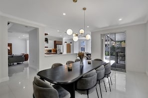 Family dining - SuCasa Palmas (Miami)