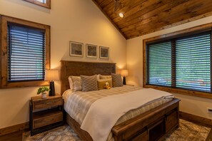 Hus, flere senger, terrasse, fjellutsikt (Surprise Valley at Eagles Nest) | 2 soverom, individuelt dekorert, individuelt innredet og sengetøy