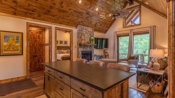 Rumah, Beberapa Tempat Tidur, patio, pemandangan gunung (Surprise Valley at Eagles Nest) | Dapur pribadi | Mesin pembuat kopi/teh