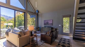 House, Multiple Beds, Hot Tub, Mountain View (Big Bear Escape) | Living area