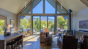 House, Multiple Beds, Hot Tub, Mountain View (Big Bear Escape) | Living area