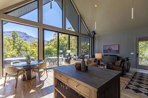 Casa, varias camas, bañera de hidromasaje, vistas a la montaña (Big Bear Escape) | Zona de estar