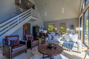 Casa, varias camas, bañera de hidromasaje, vistas a la montaña (Big Bear Escape) | Zona de estar