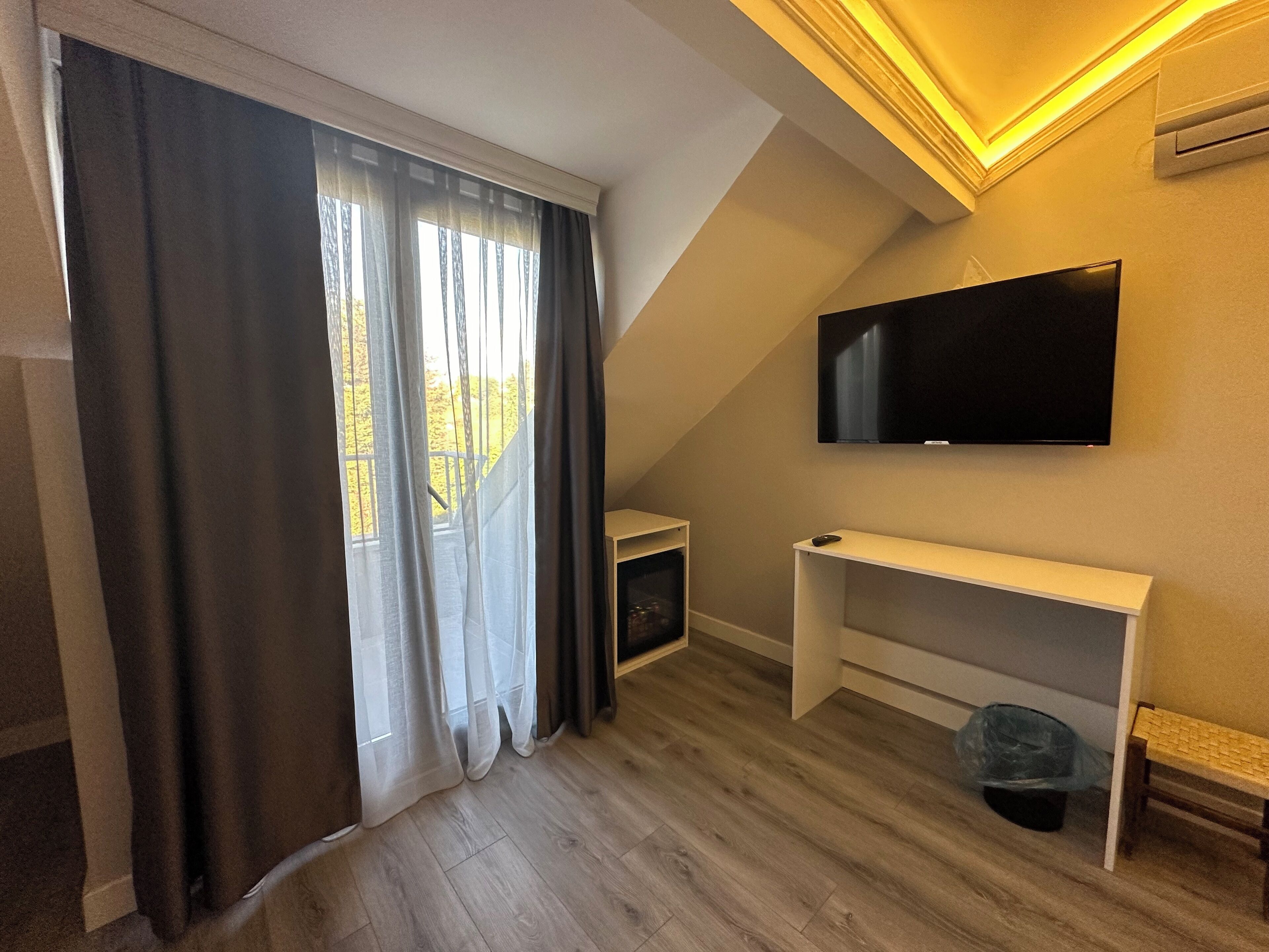 Quarto básico, sacada, vista para o jardim | Escrivaninha, Wi-Fi de cortesia