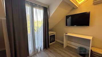 Quarto básico, sacada, vista para o jardim | Escrivaninha, Wi-Fi de cortesia