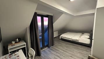 Quarto casal básico, vista para o jardim | Escrivaninha, Wi-Fi de cortesia