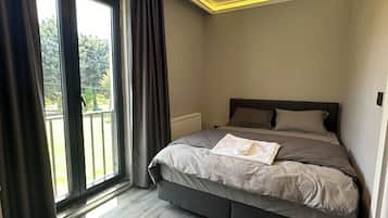 Quarto casal básico, vista para o jardim | Escrivaninha, Wi-Fi de cortesia