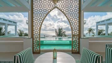 Una piscina al aire libre, sillones reclinables de piscina