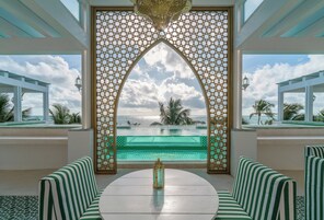 Utomhuspool med öppettider 08.00 till 22.00, och solstolar