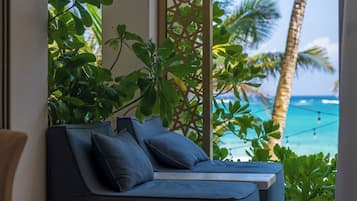 Luxury Beachfront Private Pool Suite | Terraza o patio