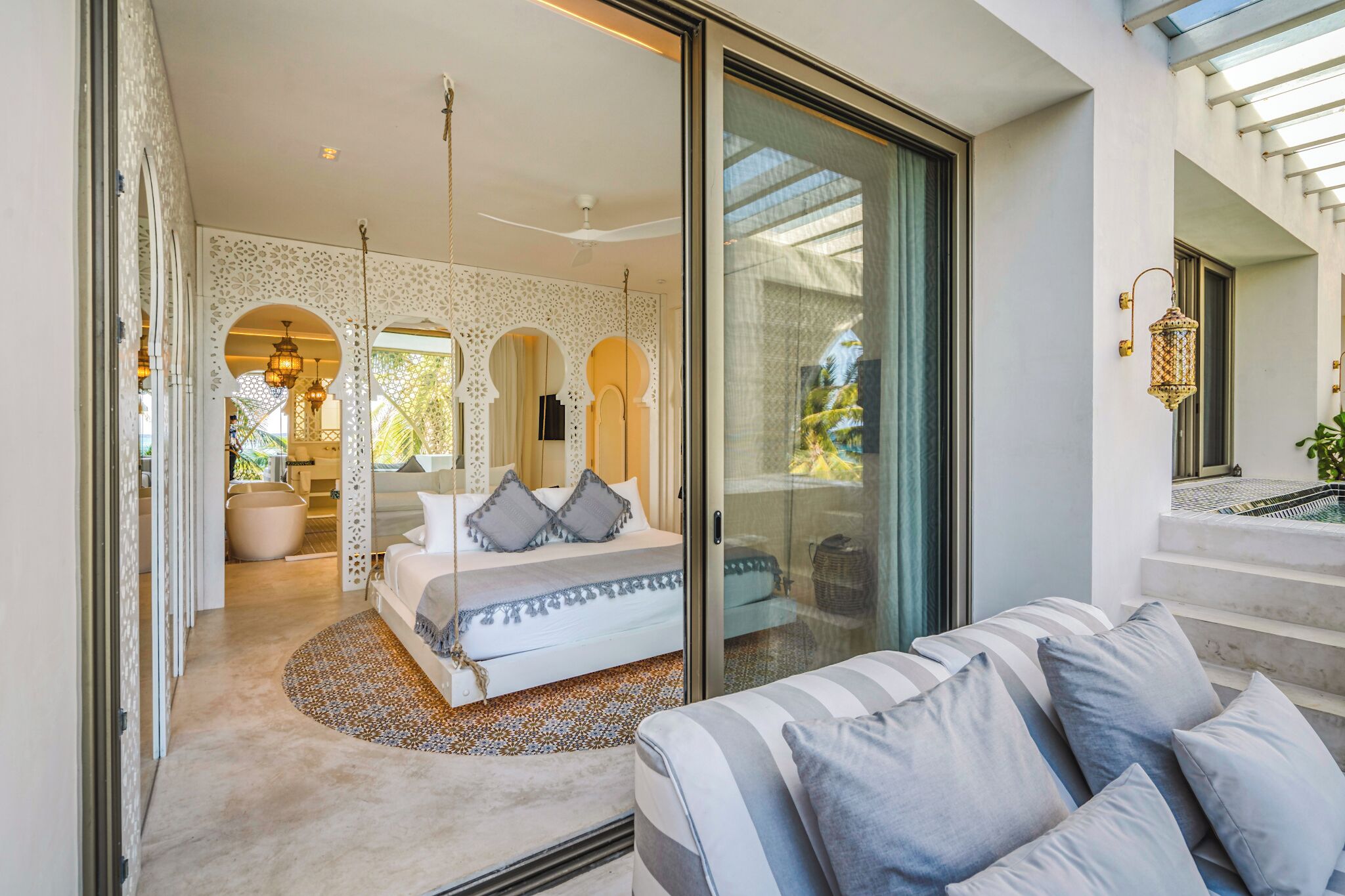 THE OCEANFRONT SIGNATURE  POOL SUITE | 1 habitación, ropa de cama de alta calidad, edredón y minibar 