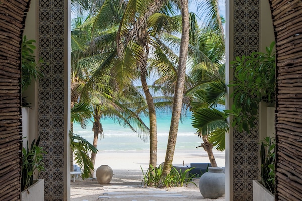 Bãi biển riêng, cát trắng, dù trên bãi biển, khăn tắm biển