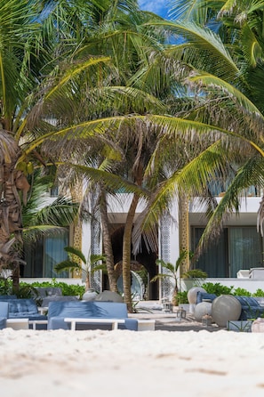 Private beach, white sand, beach umbrellas, beach towels