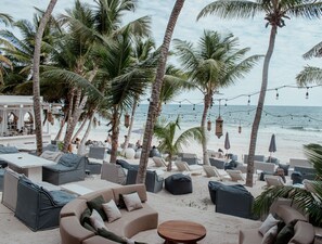 Private beach, white sand, beach umbrellas, beach towels - Sana Tulum Beachfront Boutique Hotel (Tulum)