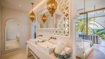 Suite Bulan Madu, kolam renang pribadi, pemandangan samudra | Kamar mandi | Pengering rambut, jubah mandi, handuk, dan sabun