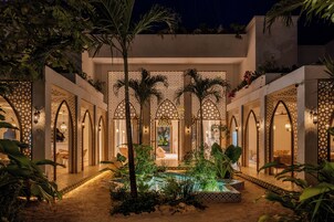 3 bars/lounges, poolside bar