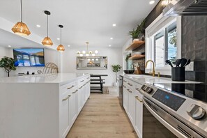 Réfrigérateur, four à micro-ondes, un four, surface de cuisson