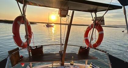 Alojamento Barco Casa Ancorado no Coração da Ria Formosa em Faro