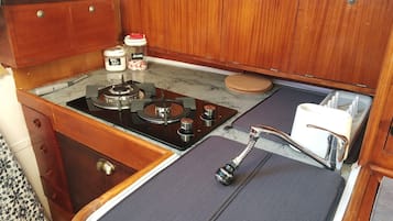 Een koelkast, een kookplaat, een koffiezetapparaat/waterkoker