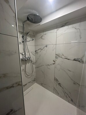 Een douche, een haardroger, toiletpapier