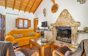 TV, fireplace - Lovely home in Algodonales (Algodonales)