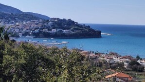 Une ville côtière avec des bâtiments construits sur une colline surplombant la mer.