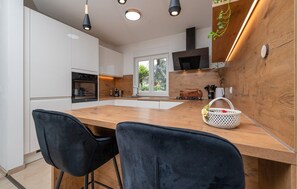 Kjøleskap, ovn, kokeplater og oppvaskmaskin