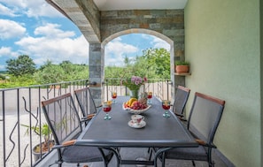 Outdoor dining - Beautiful home in Pula (Pula)