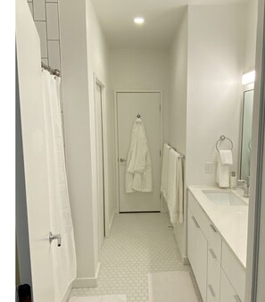 SĂšche-cheveux, serviettes fournies, savon, papier toilette