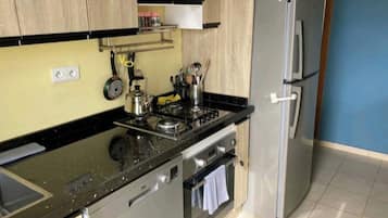 Een koelkast, een oven, een vaatwasser, een waterkoker