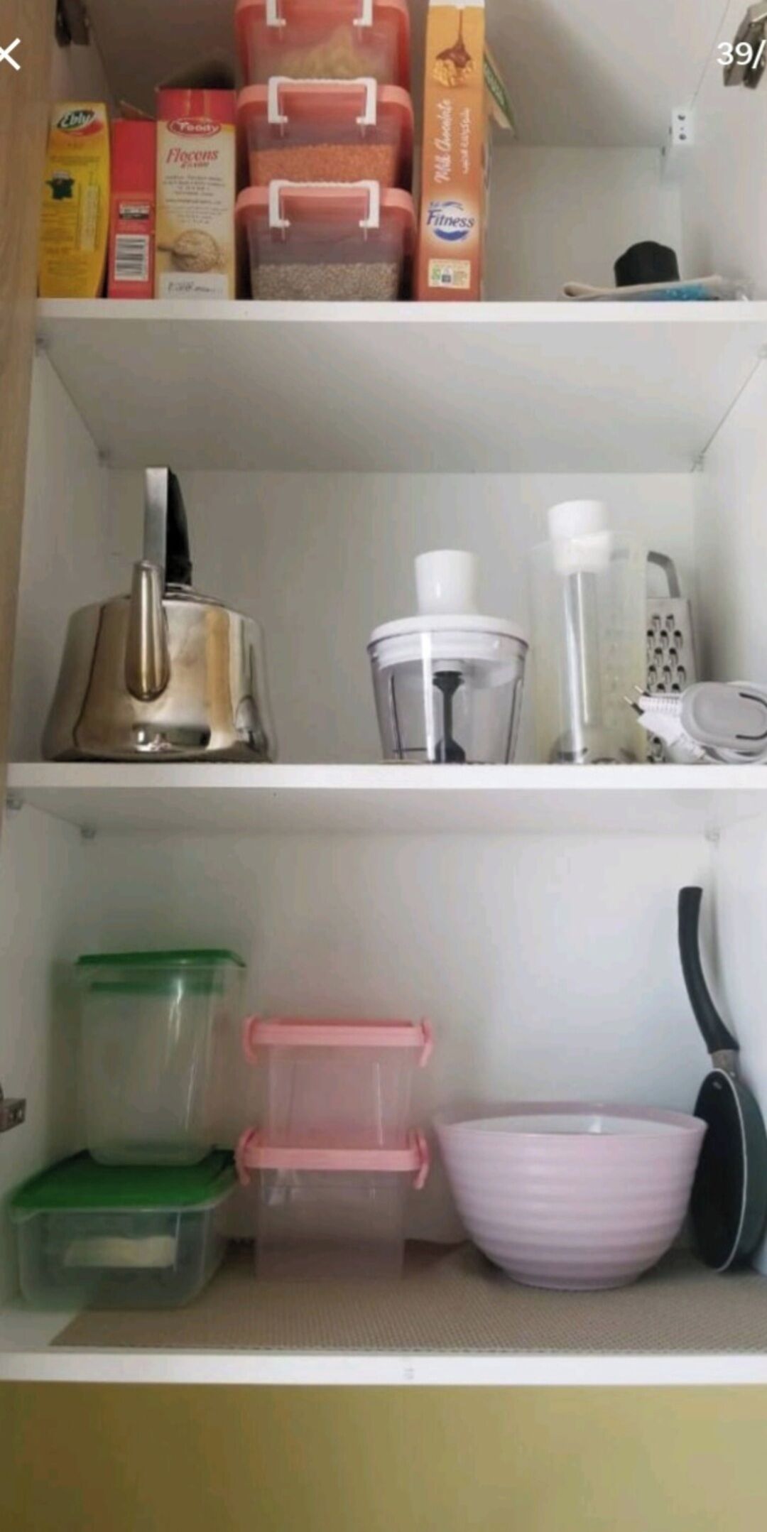 Een keuken met een broodrooster, een blender en opbergcontainers op de planken.