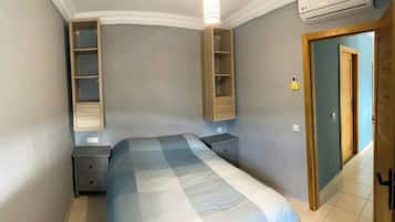 2 slaapkamers, een bureau, een strijkplank/strijkijzer, reisbedje